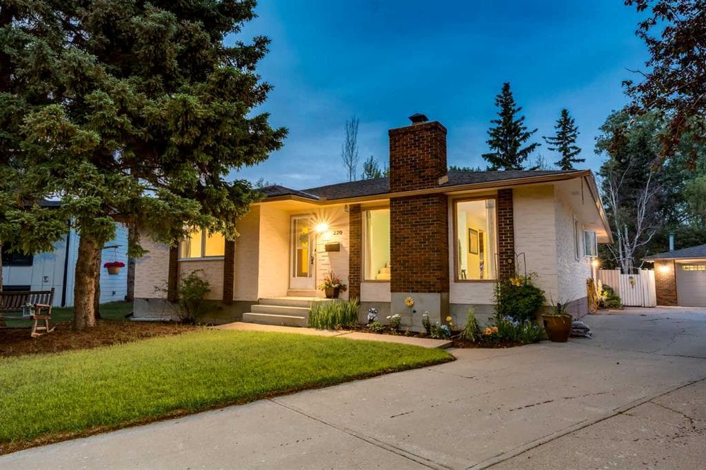4-bed Detached for sale at 220 Oakridge Place SW, Calgary