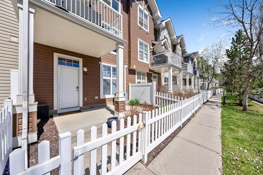 3-bed Townhouse for sale at 43 Toscana Gardens NW, Calgary