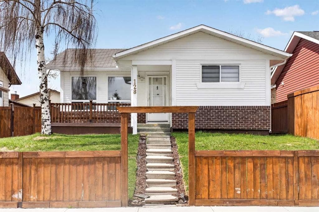 5-bed Detached for sale at 128 Castledale Crescent NE, Calgary