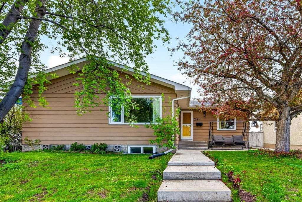 5-bed Detached for sale at 227 Martell Road NE, Calgary