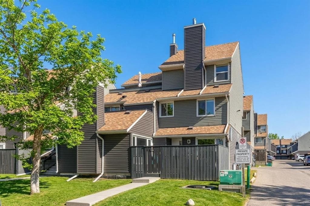 2-bed Townhouse for sale at 112, 25 Glamis Green SW, Calgary
