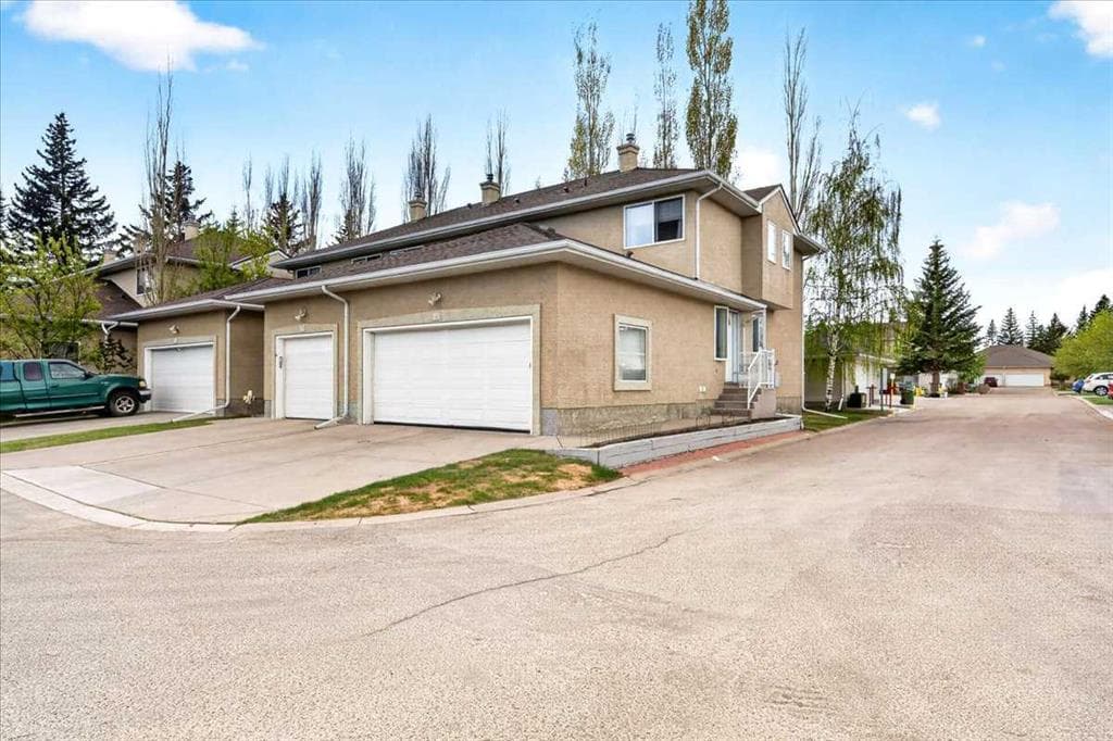 3-bed Townhouse for sale at 15 Cedarview Mews SW, Calgary
