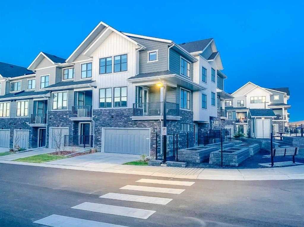 3-bed Townhouse for sale at 917 Crestridge Common SW, Calgary