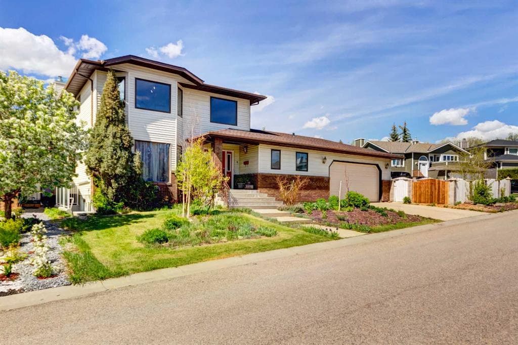 4-bed Detached for sale at 25 Deerfield Manor SE, Calgary