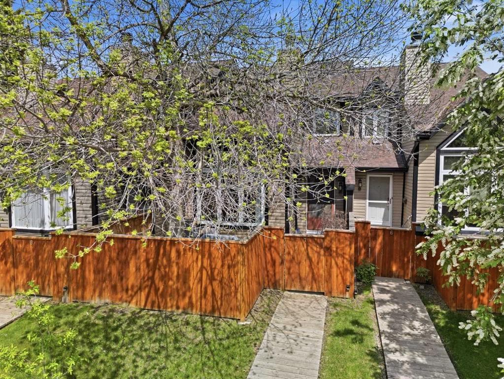 2-bed Townhouse for sale at 7, 12625 24 Street SW, Calgary