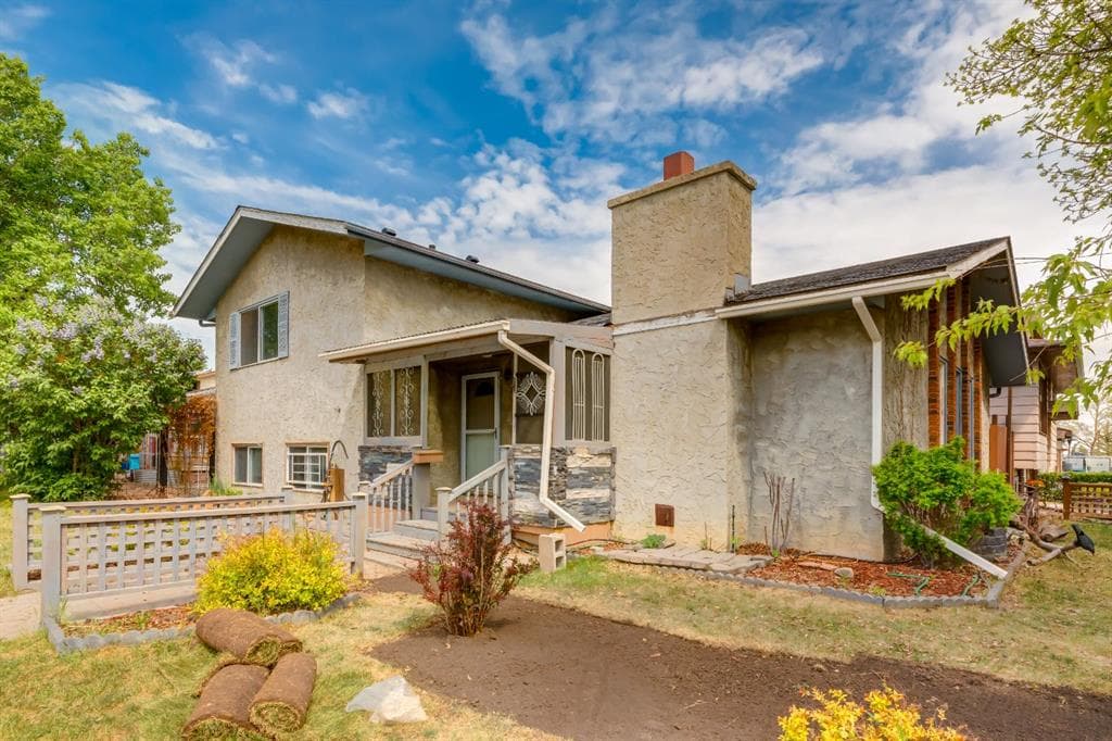 3-bed Detached for sale at 3 Berwick Close NW, Calgary