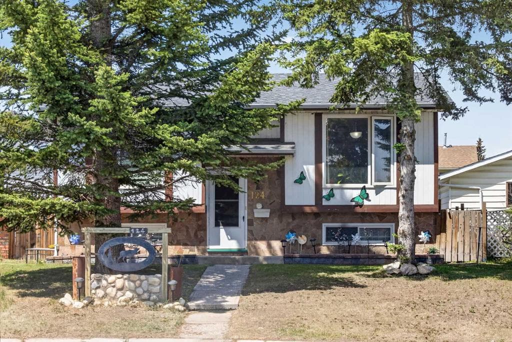 4-bed Detached for sale at 124 Falchurch Crescent NE, Calgary
