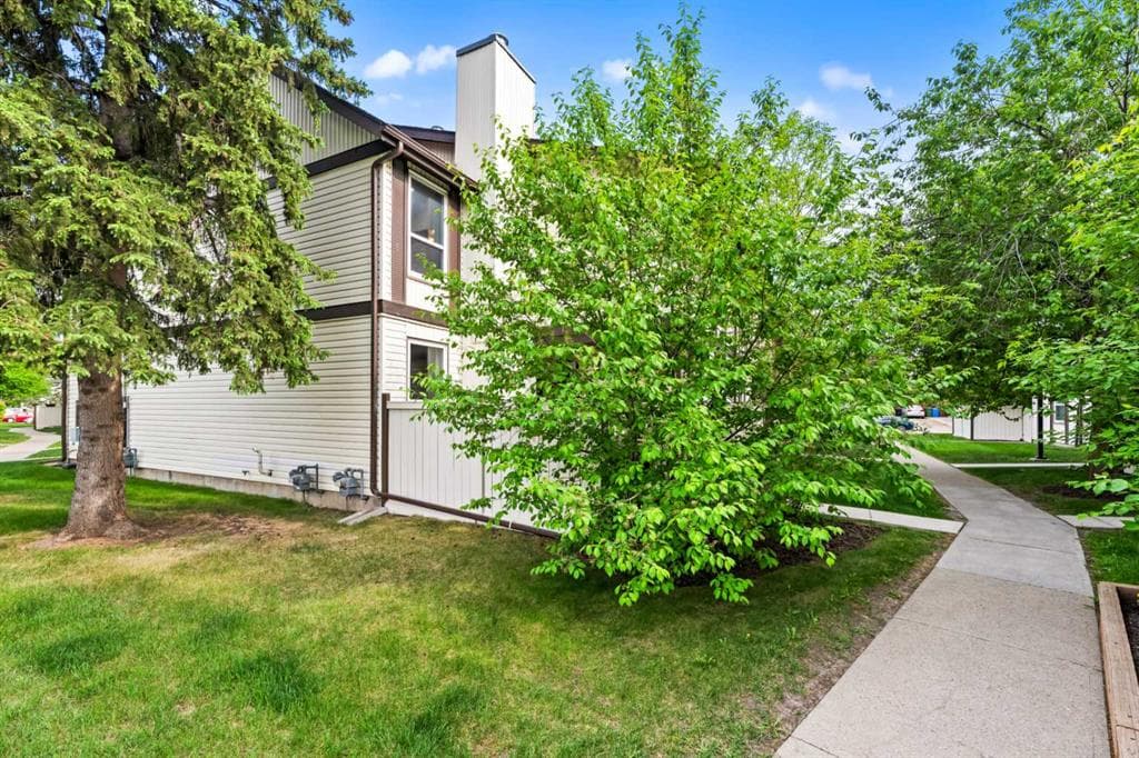 2-bed Townhouse for sale at 9, 3200 60 Street NE, Calgary
