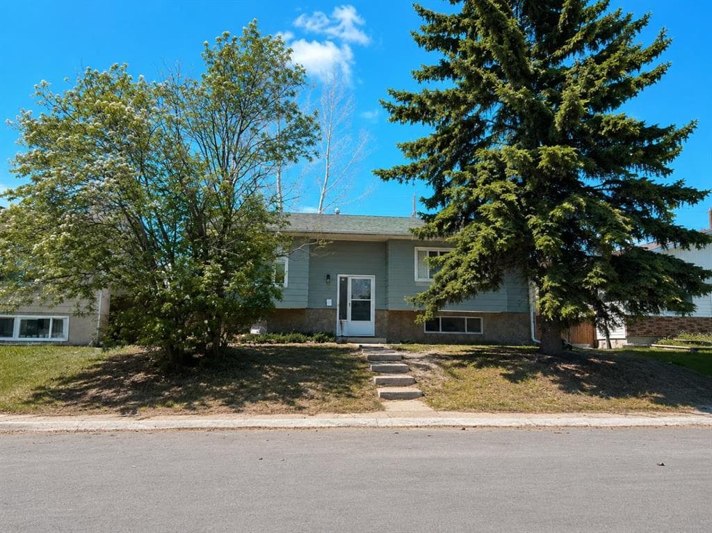 4-bed Detached for sale at 215 Penbrooke Way SE, Calgary