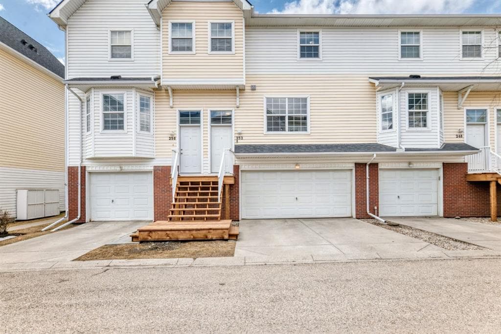 3-bed Townhouse for sale at 252 Prestwick Acres Lane SE, Calgary