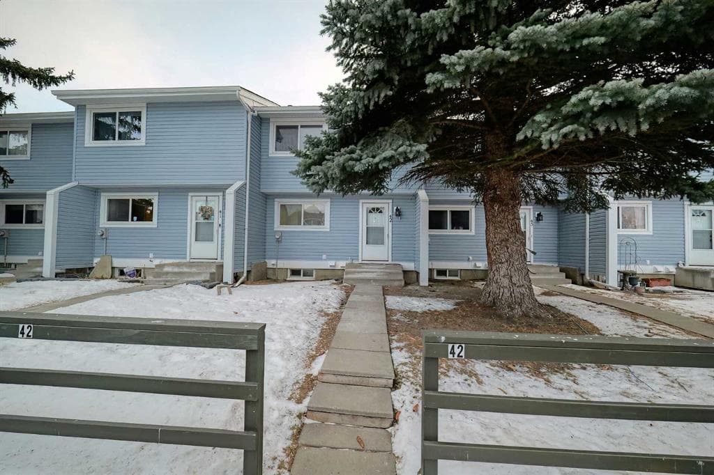 3-bed Townhouse for sale at 42, 195 Manora Place NE, Calgary