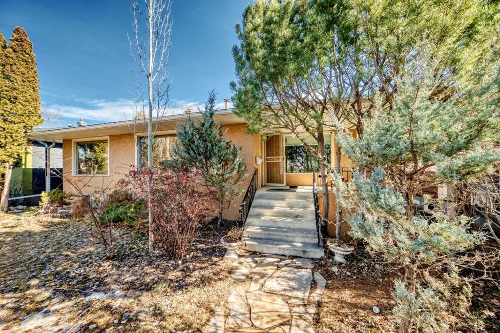 5-bed Detached for sale at 2328 Capitol Hill Crescent NW, Calgary