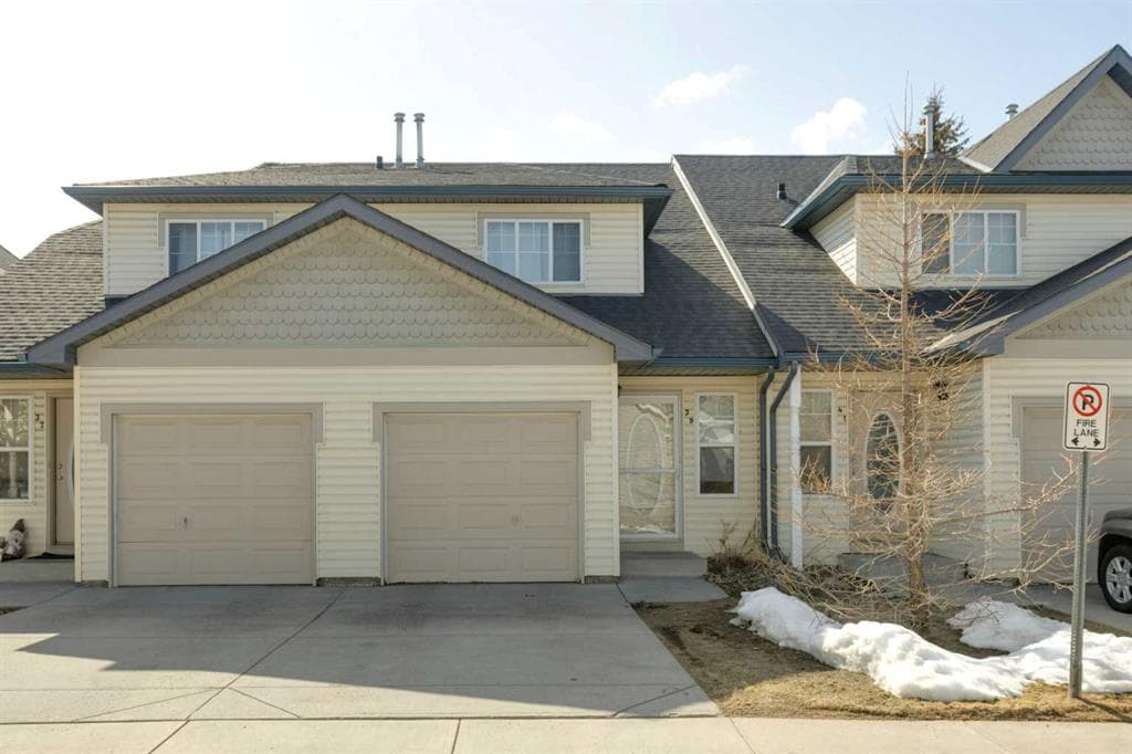 3-bed Townhouse for sale at 39 Country Village Circle NE, Calgary