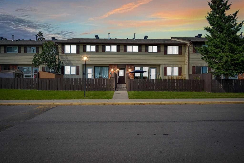 2-bed Townhouse for sale at 61, 175 Manora Place NE, Calgary
