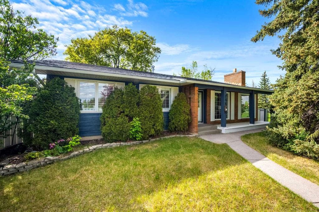 5-bed Detached for sale at 235 Lake Rosen Crescent SE, Calgary