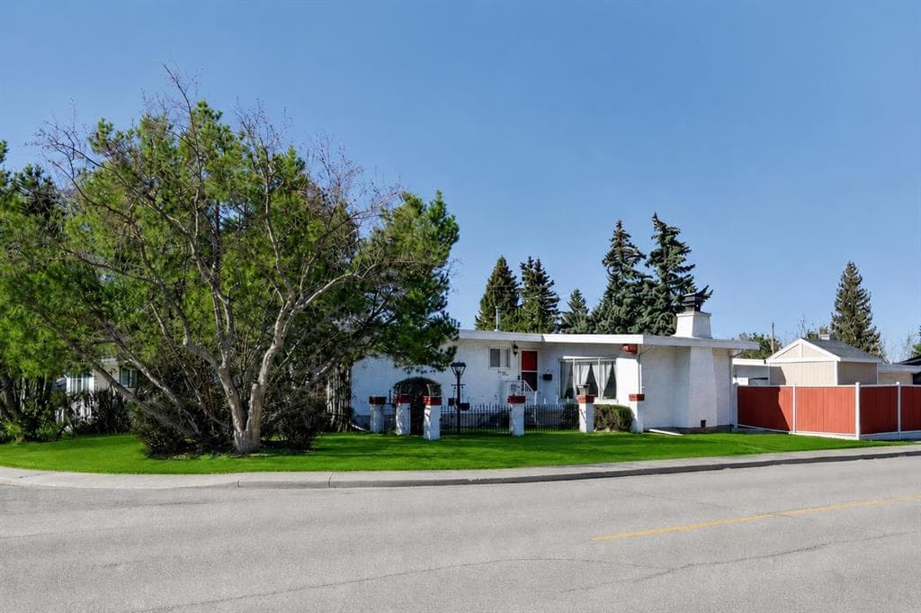 4-bed Detached for sale at 6451 70 Street NW, Calgary