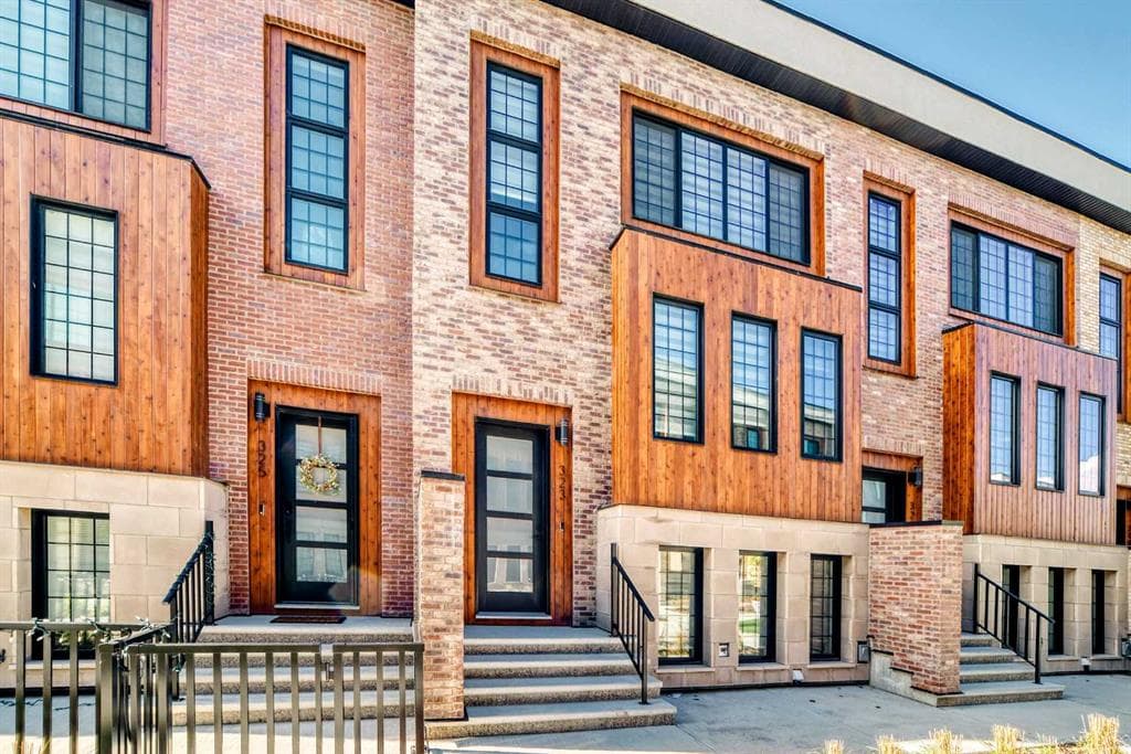 4-bed Townhouse for sale at 323, 81 Greenbriar Place NW, Calgary
