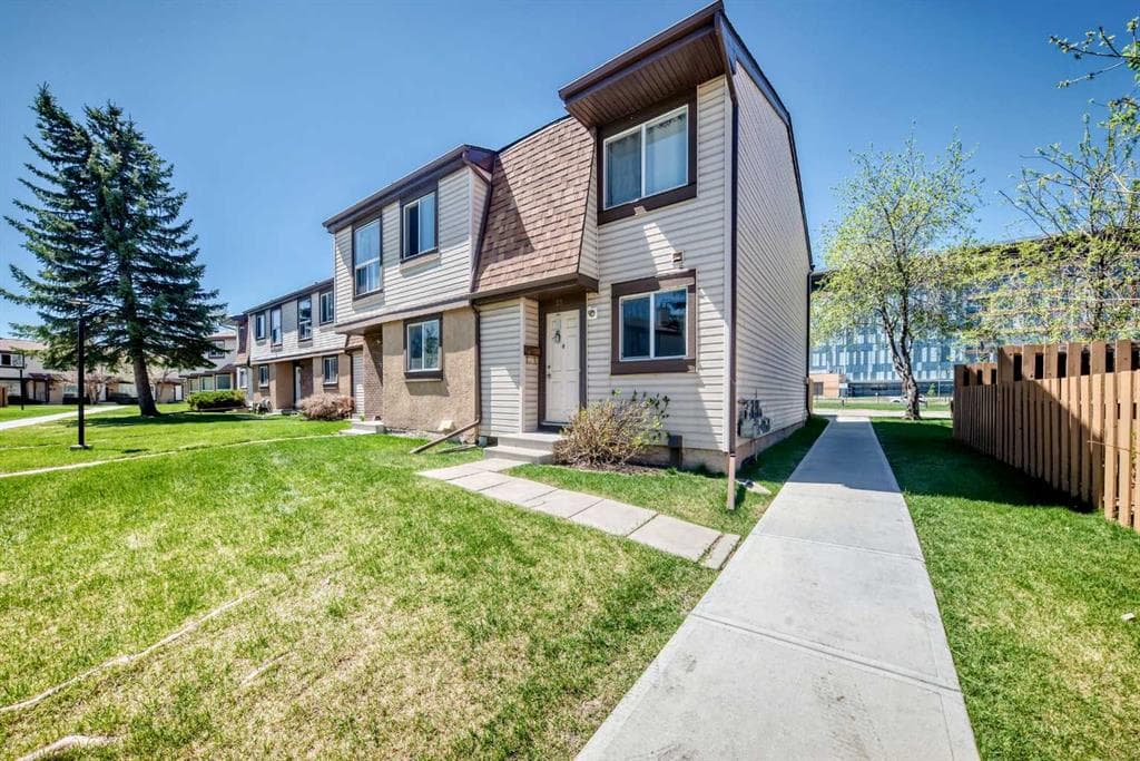 3-bed Townhouse for sale at 38, 2727 Rundleson Road NE, Calgary