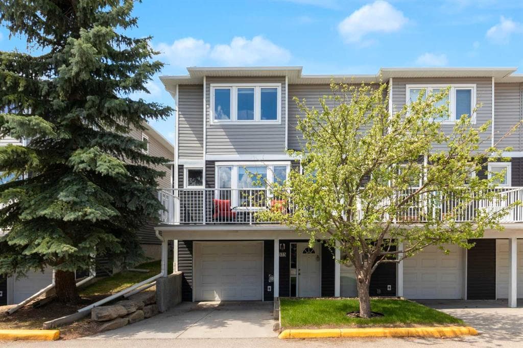 2-bed Townhouse for sale at 675 Regal Park NE, Calgary