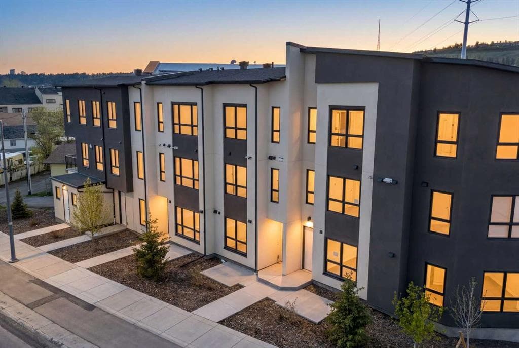 3-bed Townhouse for sale at 4907 Bowness Road NW, Calgary