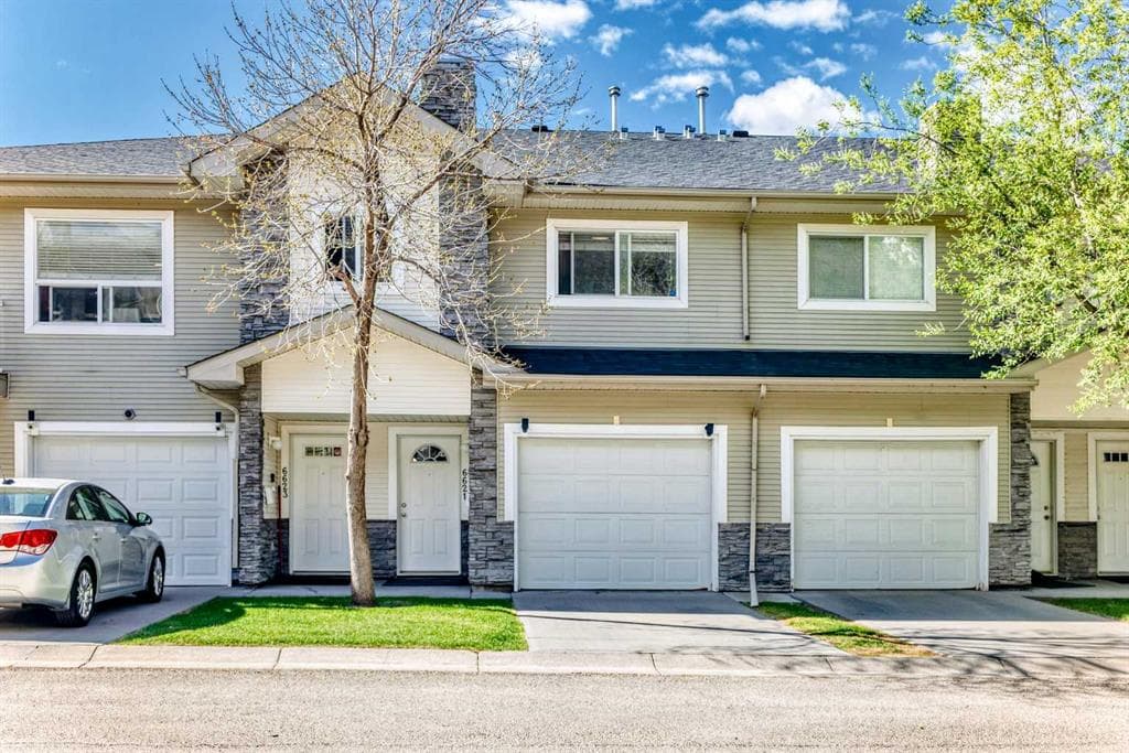 2-bed Townhouse for sale at 6621 Pinecliff Grove NE, Calgary