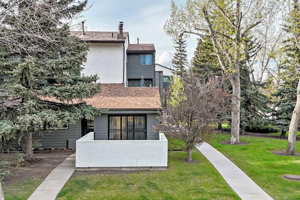 3-bed Townhouse for sale at 307, 2520 Palliser Drive SW, Calgary