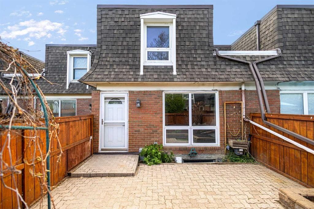 2-bed Townhouse for sale at 153, 330 Canterbury Drive SW, Calgary