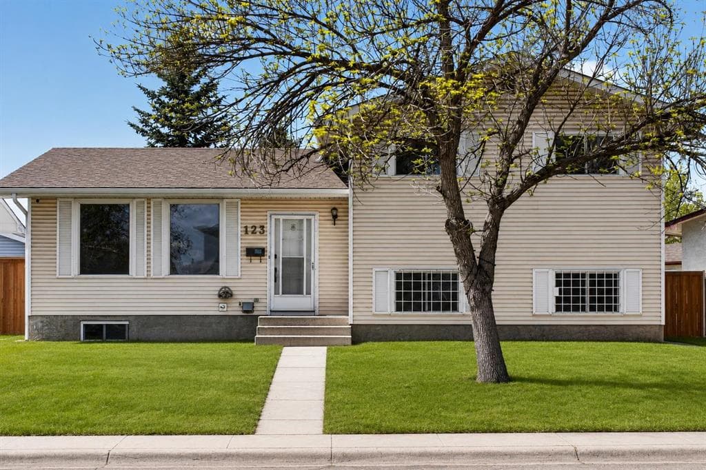 6-bed Detached for sale at 123 Rundleridge Way NE, Calgary