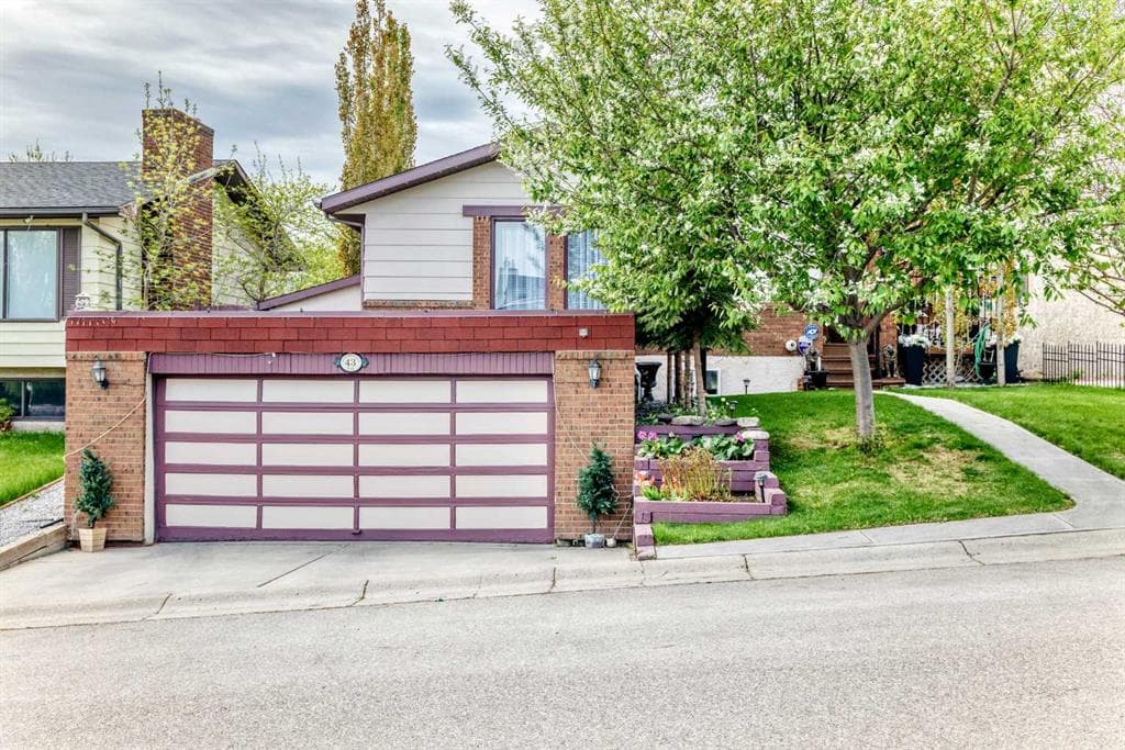 4-bed Detached for sale at 43 Beaconsfield Way NW, Calgary