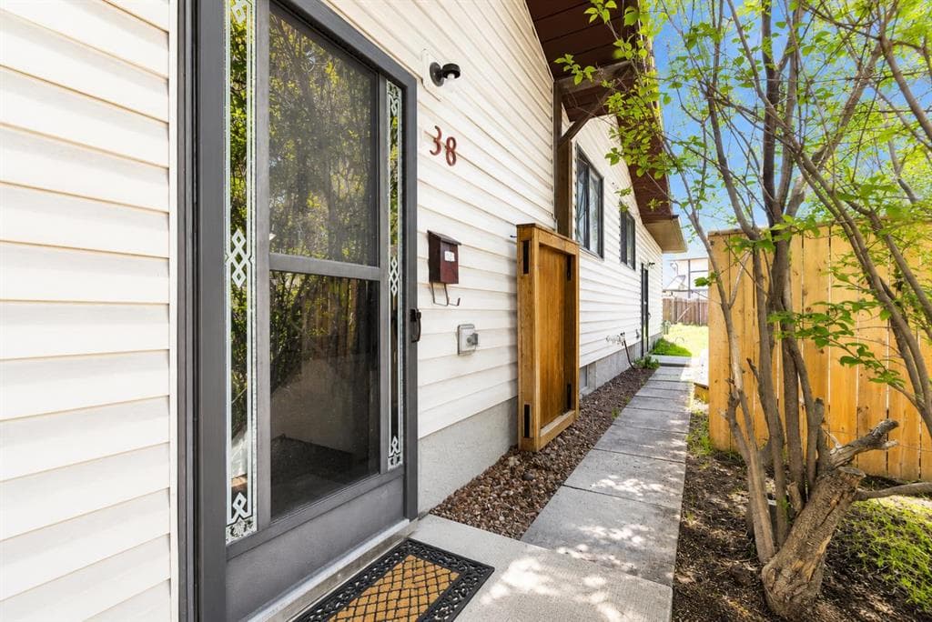 3-bed Semi-detached for sale at 138 Dalhousie Road NW, Calgary
