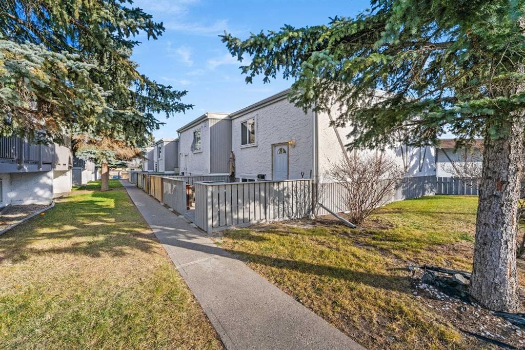3-bed Townhouse for sale at 1, 455 Huntsville Crescent NW, Calgary