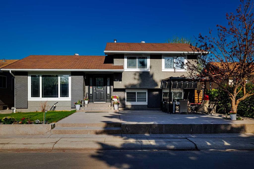 4-bed Detached for sale at 124 Whiteside Crescent NE, Calgary
