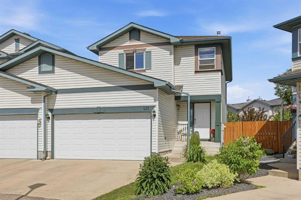 4-bed Semi-detached for sale at 121 Canoe Square SW, Airdrie